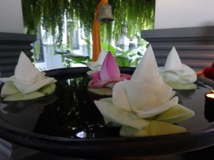 4-9カンボジア　ハスの花のオブジェ